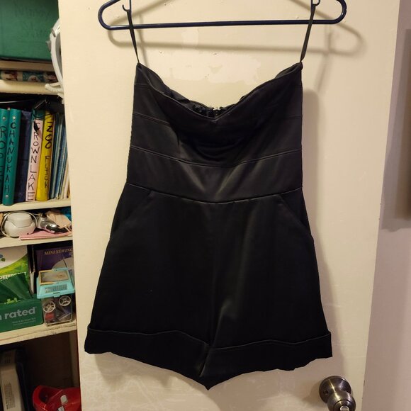 GORGEOUS, FUN, AND SEXY BLACK STRAPLESS SHORTS ROMPER! - Picture 6 of 9